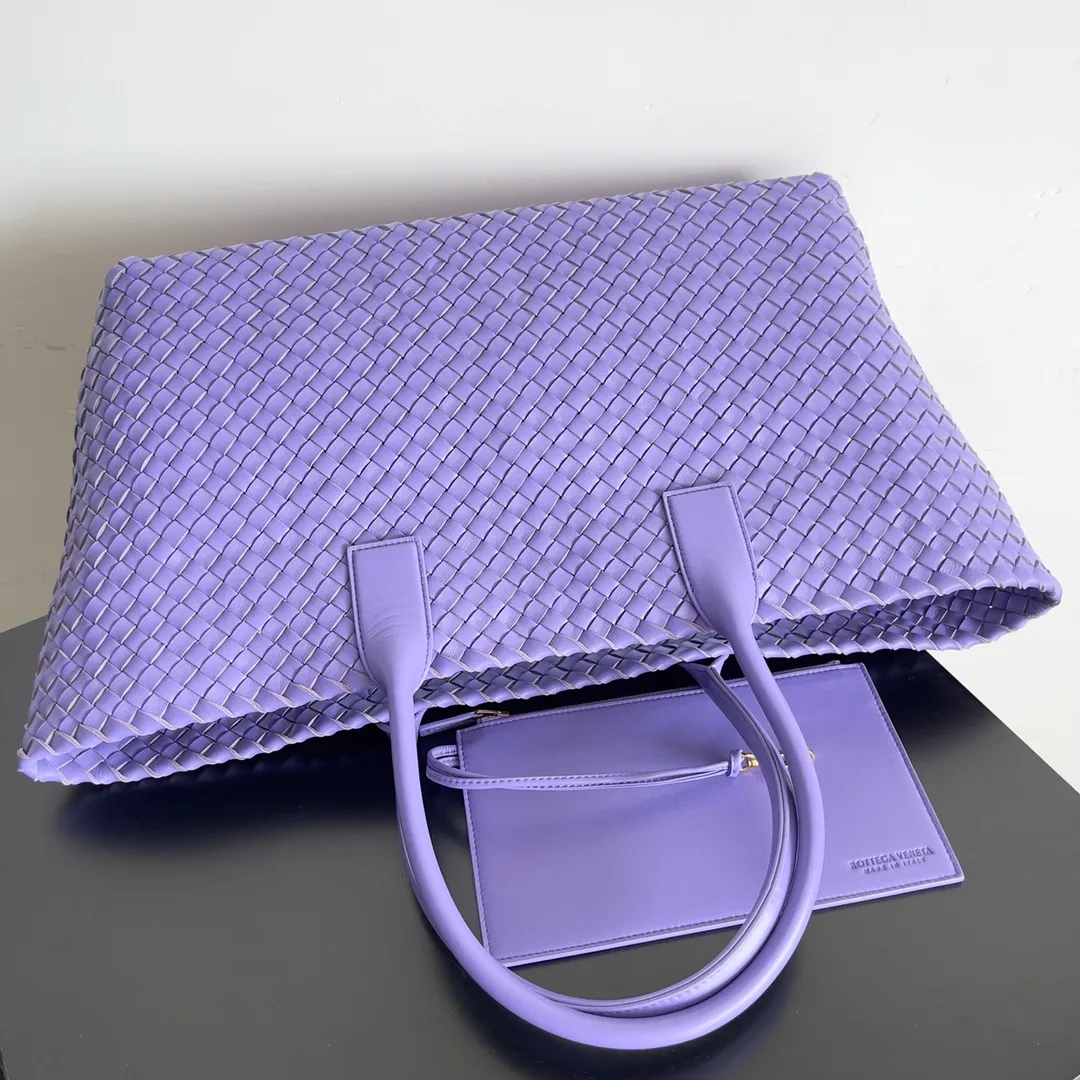 Batch 2860 Classic returns... (large size 51cm) • Cabat, born in 2001, is one of the most iconic styles of the Bottega Veneta workshop. The whole bag is made of top-grade imported lambskin. There is no exposed logo on the whole bag, but with the classic wide woven elements, you can tell who it belongs to at a glance! Can be carried on one shoulder, very practical! Style number: 608811 Size: 51*18*28